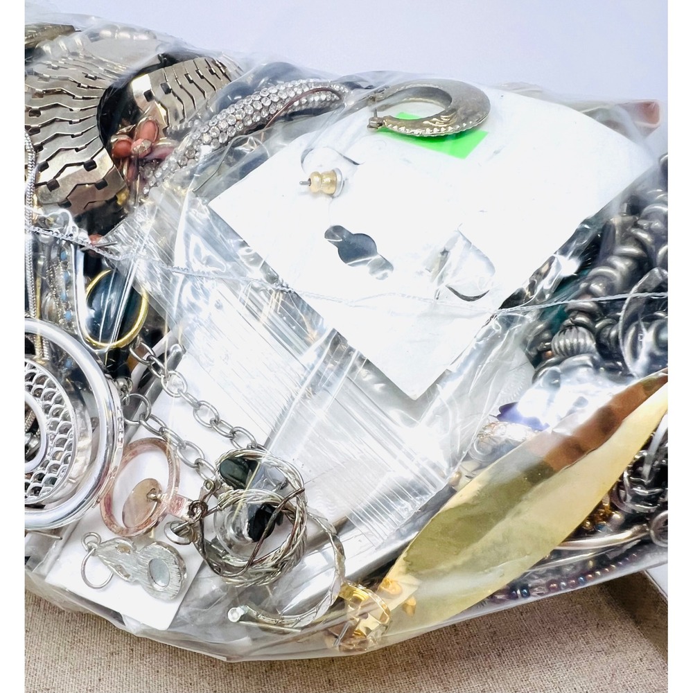 Vintage & Modern Gold & Silver Tone Mixed Metal Scrap/Wearable Jewelry Lot 6lbs - Picture 12 of 16